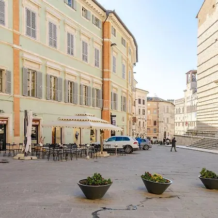 Urban Oasis In Front Of Duomo Di